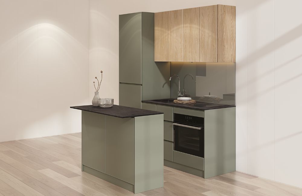 Phantone-gröna luckor med överskåp i Lugano-asp (Premiumkök med köksö)+79 900 SEK