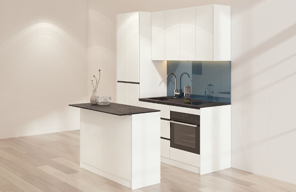 Vitmålade massiva luckor med fiskbensdekor (Premiumkök med köksö)+79 900 SEK