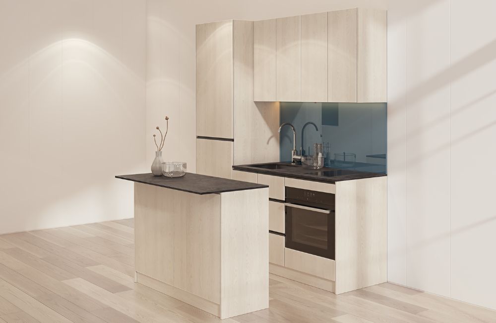 Ljus Lugano-asp i högtrycks laminat med överskåp (Premiumkök med köksö)+79 900 SEK
